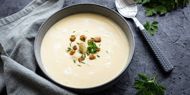 Spargelsuppe mit Zander und Forellenkaviar