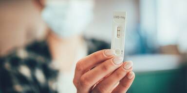 DE: Falsch-positives Schnelltestergebnis durch Cola