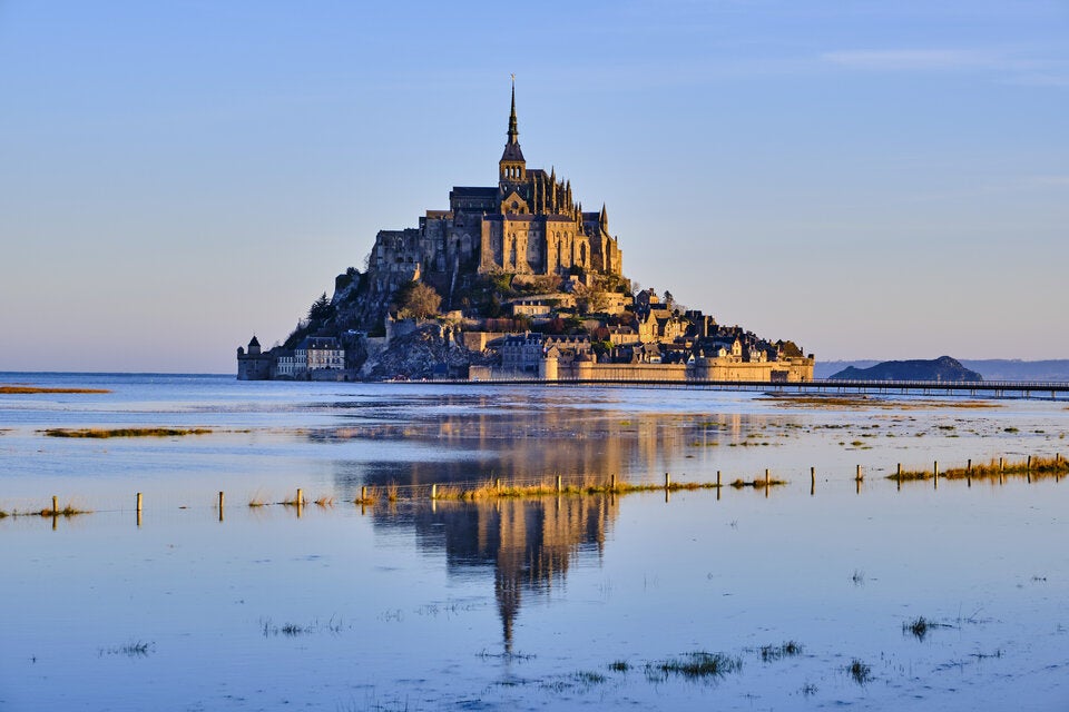 Fische. Die Bucht von Mont Saint-Michel ist Schauplatz der stärksten Gezeiten Europas.