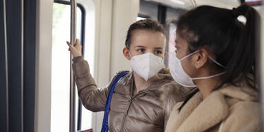 Zwei Frauen mit FFP2-Masken