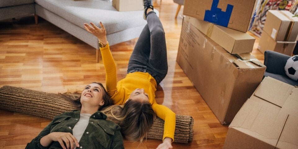 Paar in Wohnung