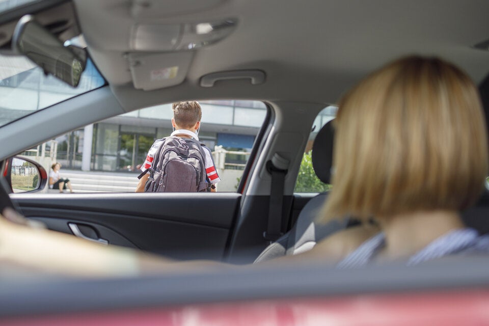 Wenn viele Eltern ihre Kinder bis vor das Schultor fahren, bringt das Gefahren für alle mit sich.  