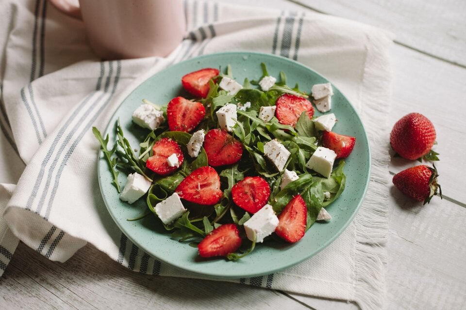 Salat-Variation: Erdbeeren mit Rucola und Mozzarella, Ziegenkäse oder Schafkäse