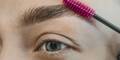 Make-up Artist verrät: So verhindern Sie weiße Rückstände nach dem Brow-Styling