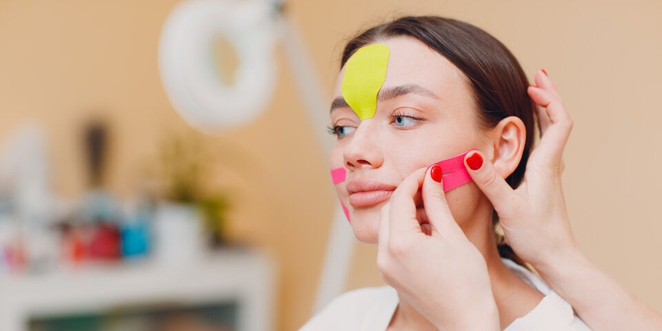 Von Face Taping sollten Sie lieber die Finger lassen.