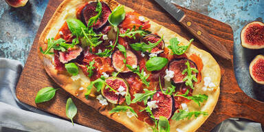 Klassiker mit Herbsttouch: Pizza mit Feigen und Schinken