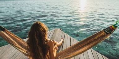 Frau in H&auml;ngematte