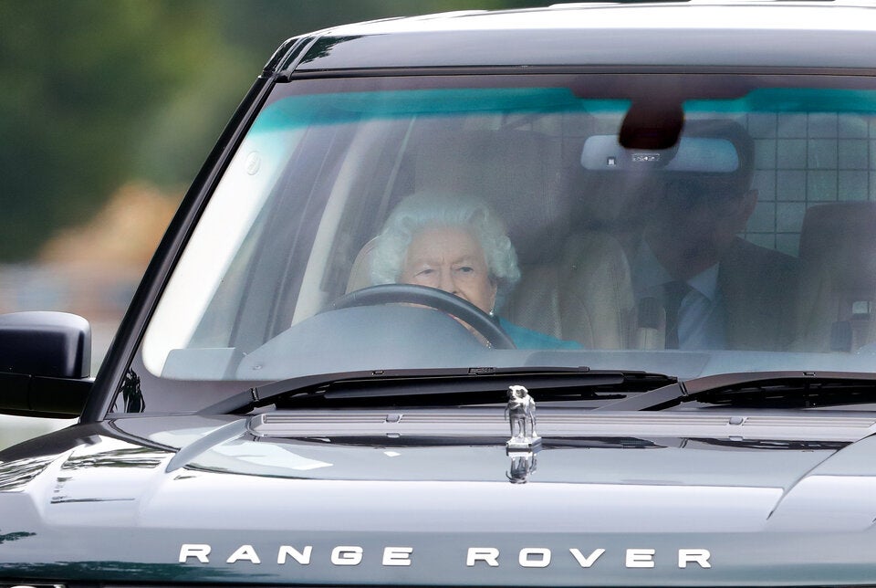 Queen Elizabeth II. in ihrem Range Rover