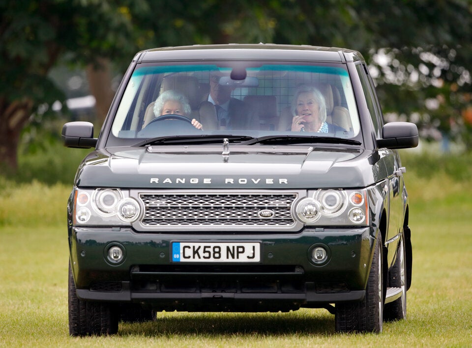 Queen Elizabeth II. in ihrem Range Rover