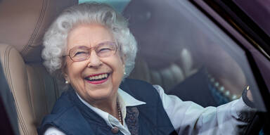 Queen Elizabeth II. in ihrem Range Rover