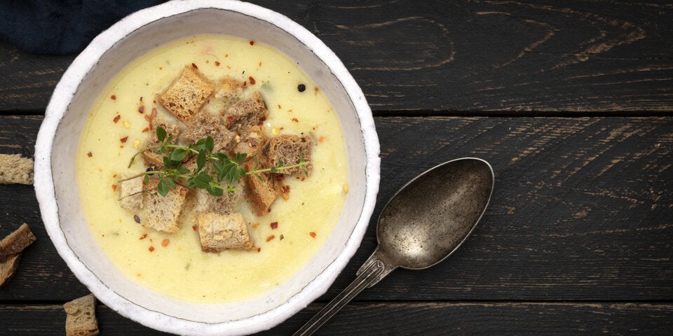 Knoblauchsuppe mit Brotwürfeln.