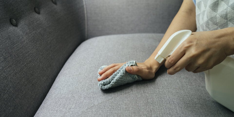 Mit diesem SOS-Trick entfernen Sie Flecken auf Sofa, Teppich und Co.