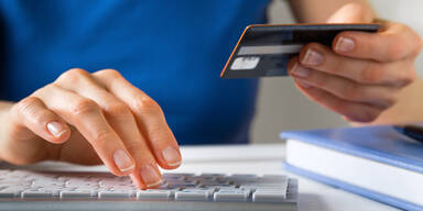 Betrug Frau Computer Kreditkarte