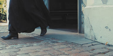 Pfarrer &uuml;berraschte drei Einbrecher in Salzburg