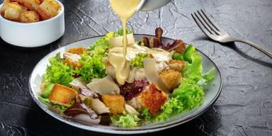 Gesunde Salatdressings: So sparen Sie Kalorien, ohne auf Geschmack zu verzichten