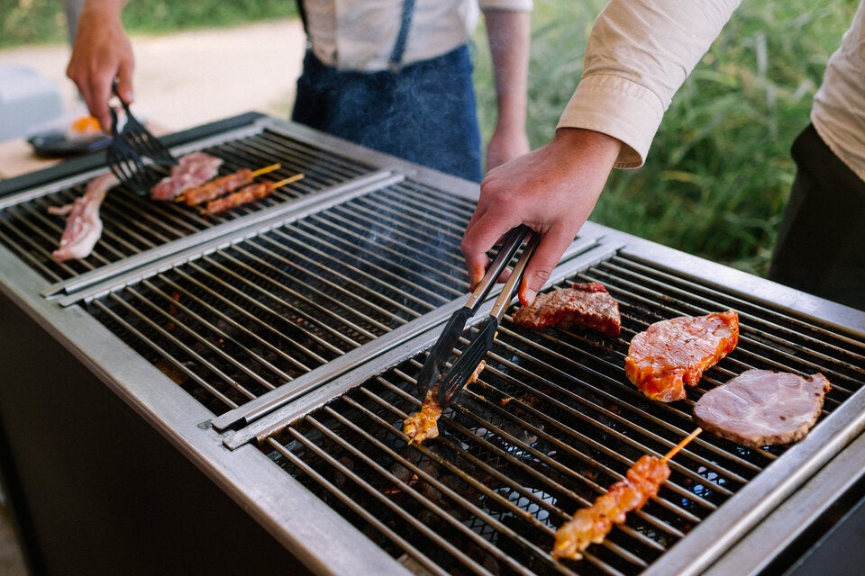 Grill-Hack: Mit diesem Hausmittel bleibt Ihr Fleisch nie wieder am Rost kleben