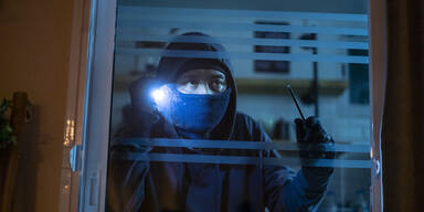 Brutaler &Uuml;berfall: R&auml;uber-Paar attackiert 63-J&auml;hrigen in seiner Wohnung