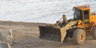 Frau an Urlaubs-Hotspot von Bagger &uuml;berfahren