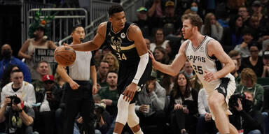 NBA, Jakob Pöltl vs Milwaukee