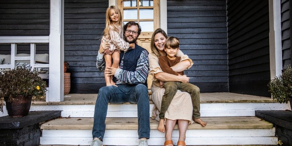 Familie vor einem Haus