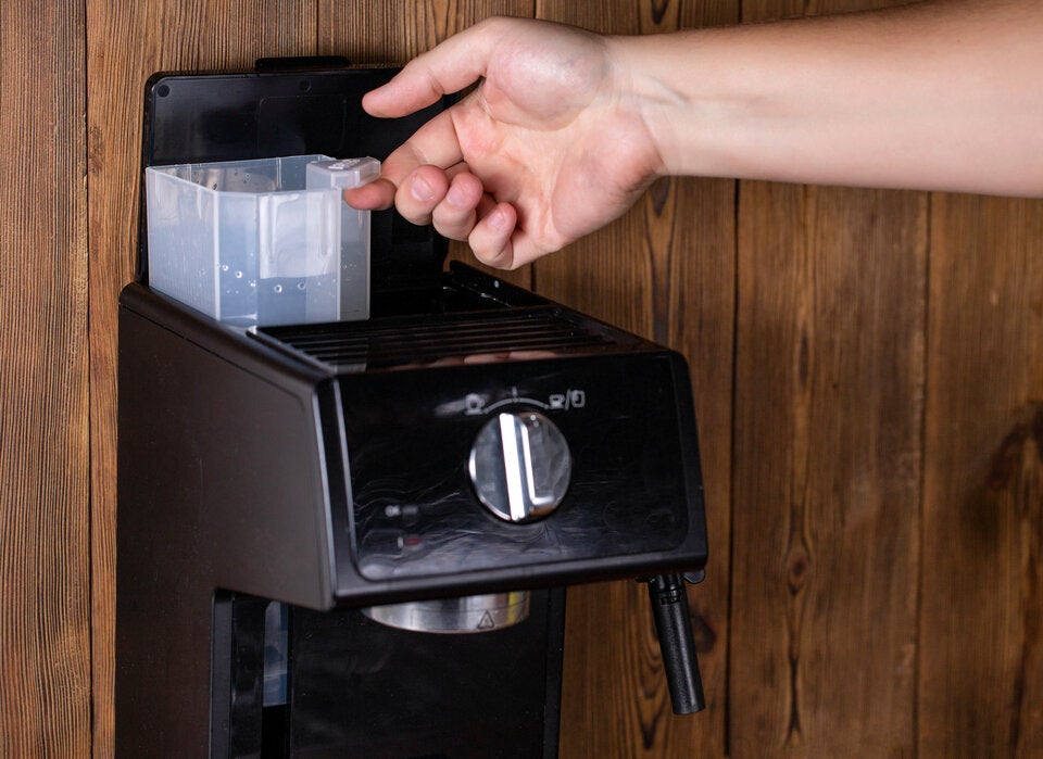 Ekel-Alarm: Diesen Teil der Kaffeemaschine reinigen wir alle zu selten