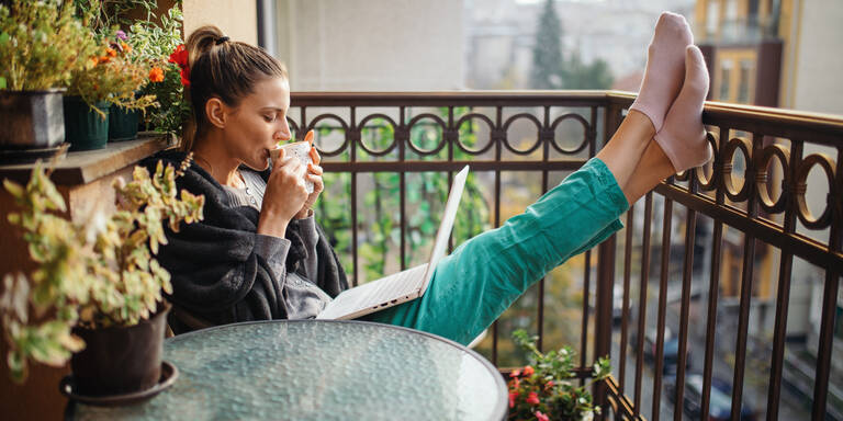 Mini-Balkon? 7 geniale Tricks, wie Ihr Balkon sofort doppelt so groß wirkt