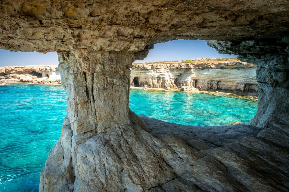Höhlentour. Die Sea Caves bei Agia Napa lassen sich per Kajak erkunden.