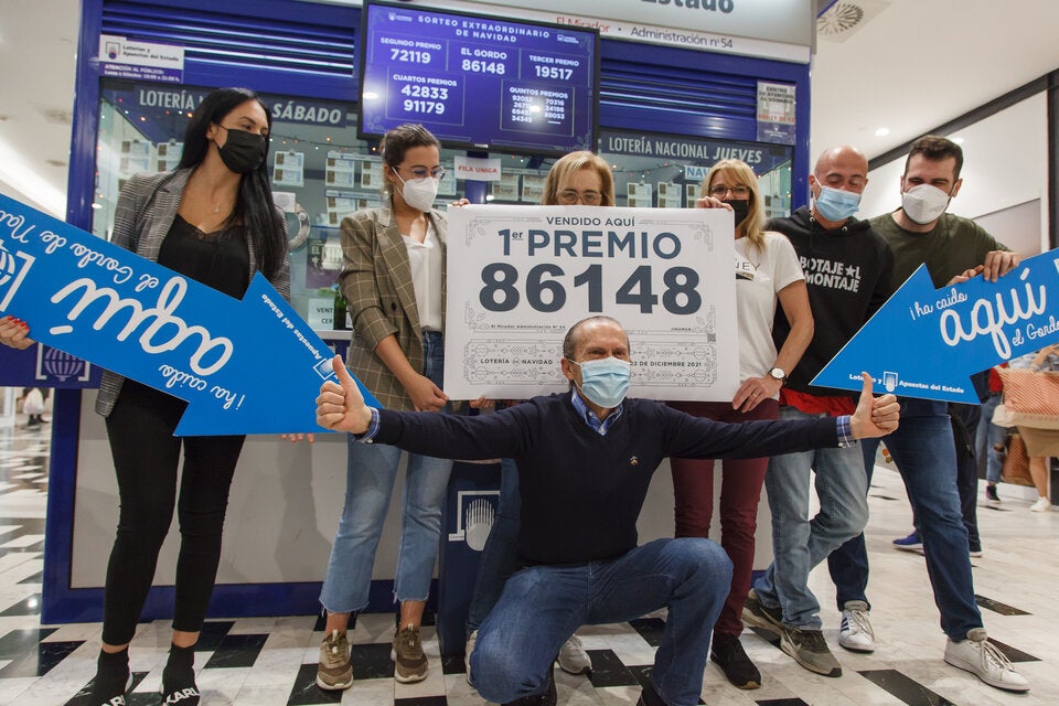 Mitarbeiter der Verwaltung im Einkaufszentrum El Mirador de las Palmas de Gran Canaria feiern mit mehreren Gewinnern. Darunter der deutsche Hauptgewinner mit der Nummer 86148 .