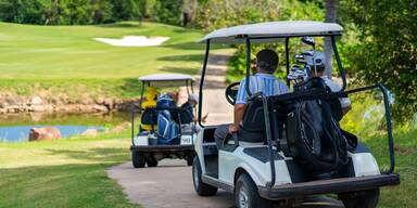 Unfall mit Golfkart: Zwei Jugendliche tot