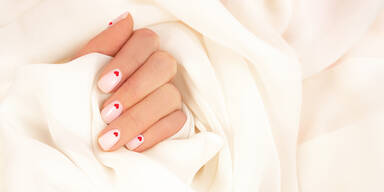 Romantische Nageldesigns f&uuml;r den Valentinstag 2025
