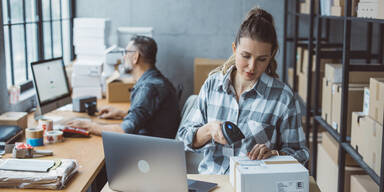 Lager Mitarbeiter Frau Mann Pakete