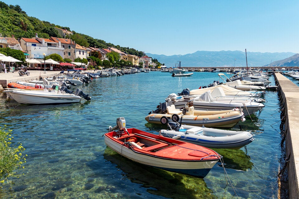 Im Hafen von Baska auf der Insel Krk schaukeln kleine Fischerboote.