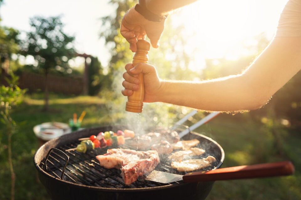 Viele machen es falsch: Zu diesem Zeitpunkt sollten Sie Ihr Grillgut würzen