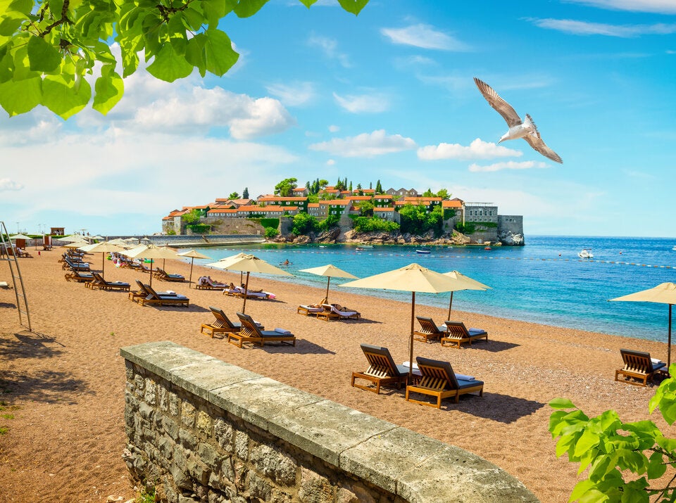 Der Strand von Sveti Stefan. Ein beliebtes Fotomotiv ist die kleine Insel in der Nähe von Budva.  