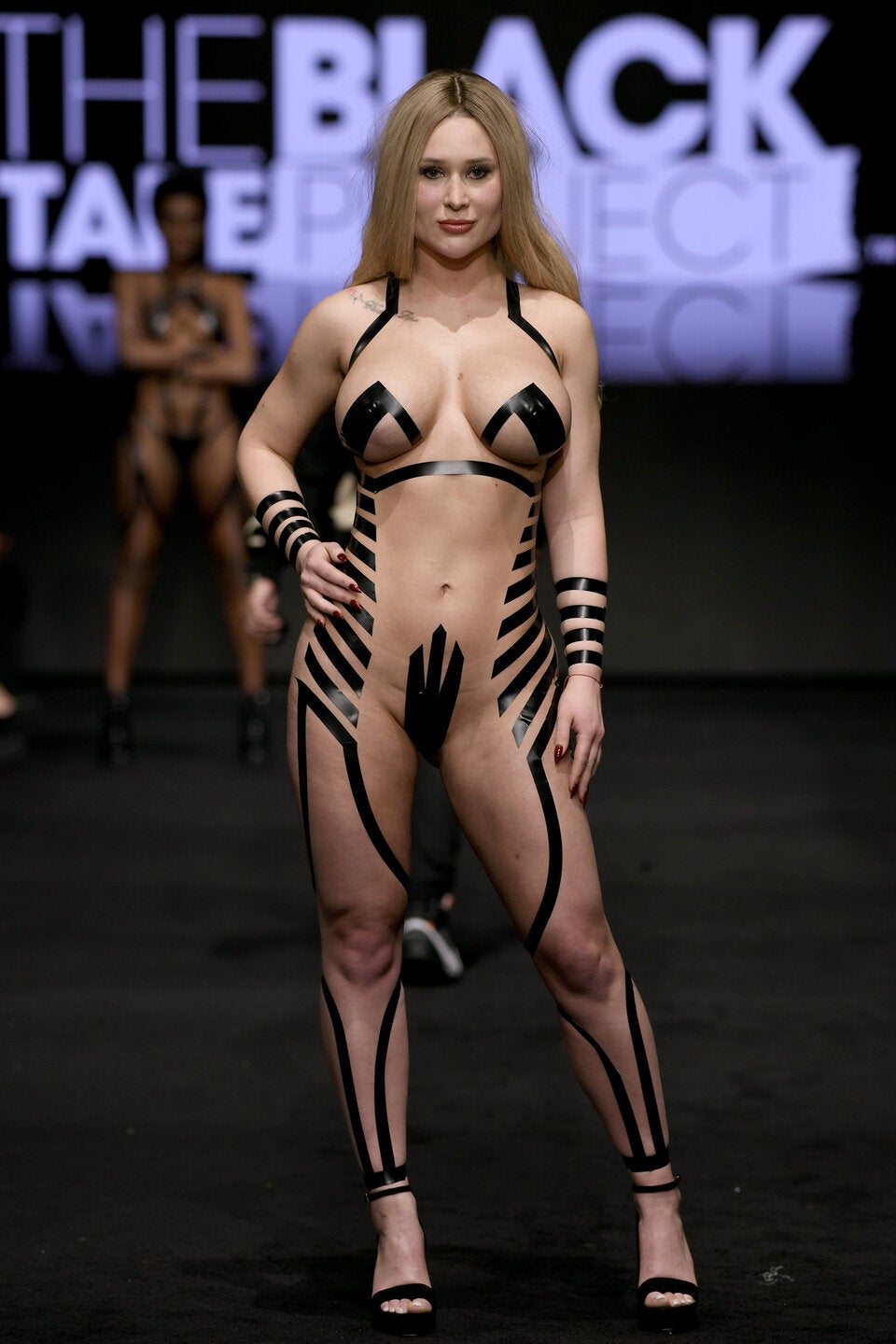 Sexy Klebeband-Show am Laufsteg