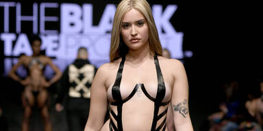 Sexy Klebeband-Show am Laufsteg