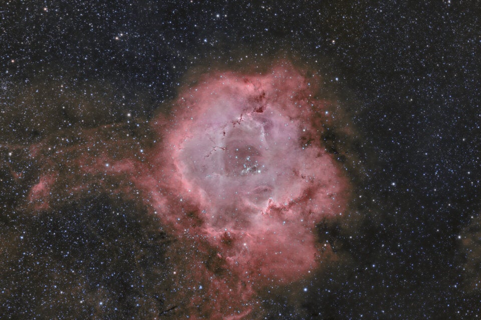 Nach einer Supernova bleibt entweder ein Neutronenstern zurück – ein extrem dichter Sternenrest – oder ein Schwarzes Loch, wenn der Stern sehr massereich war. 