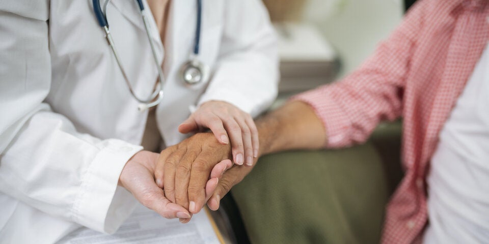 Eines der Leitsymptome ist das meist einseitige Zittern der Hände.