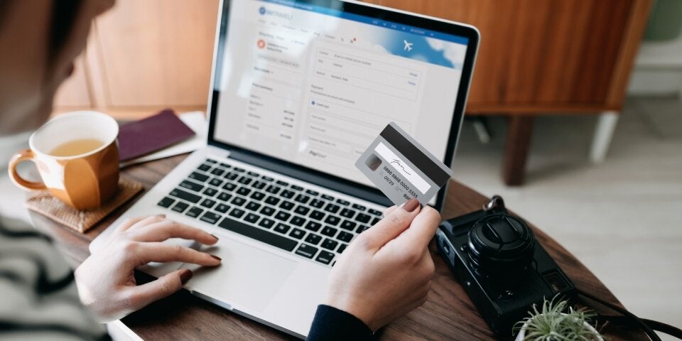 Flüge buchen am Laptop