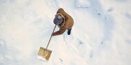 So viele Kalorien verbrennen Sie beim Schneeschaufeln