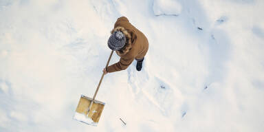 Mehr als Sie denken: So viele Kalorien verbrennen Sie beim Schneeschaufeln & Co.