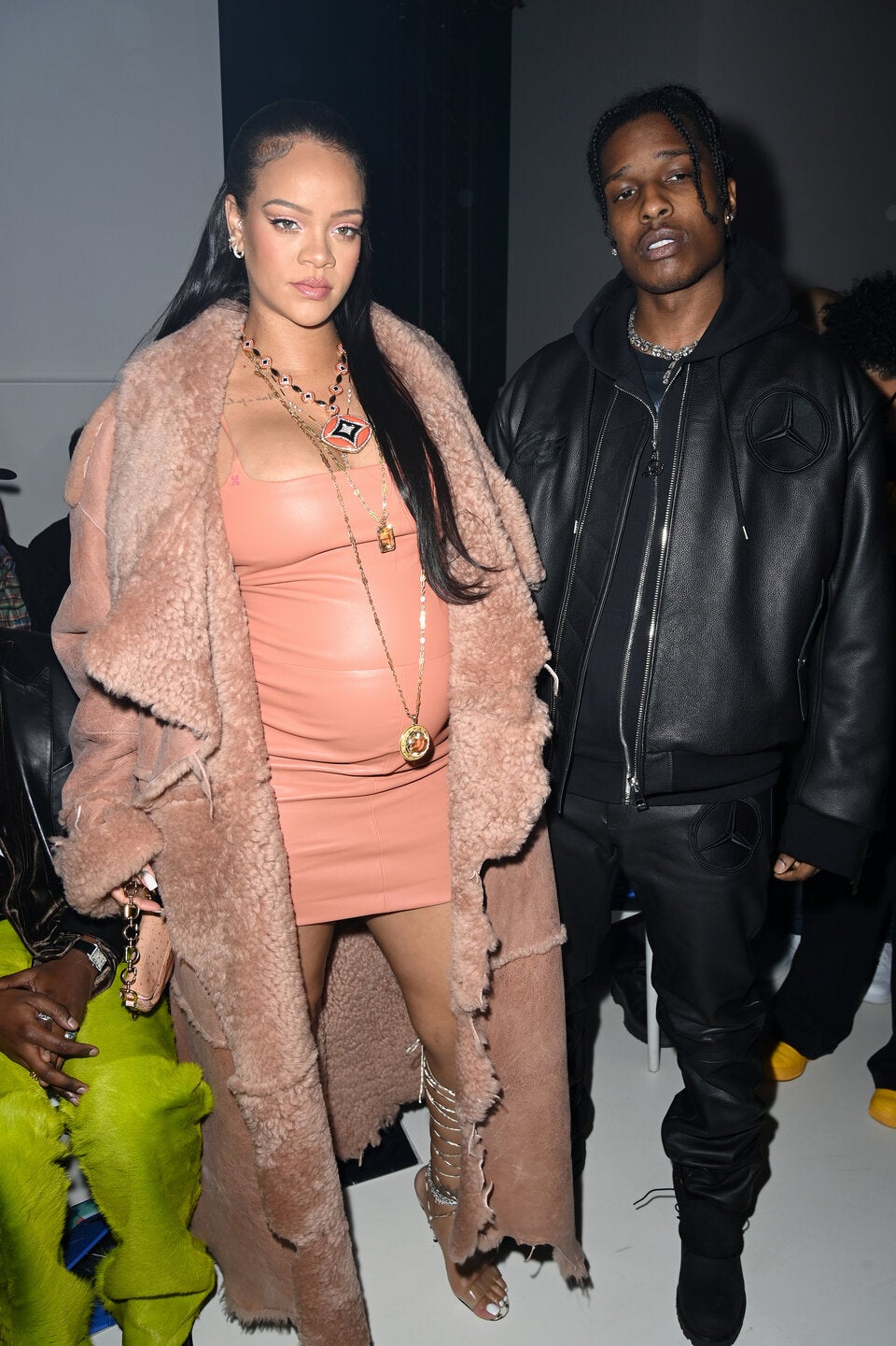 Rihanna zeigte sich bei der Off-White Show in Paris in einem Leder-Minikleid in der Trendfarbe