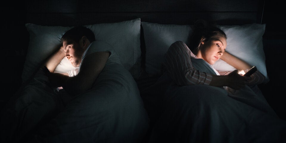 Was Paare abends im Bett niemals tun sollten