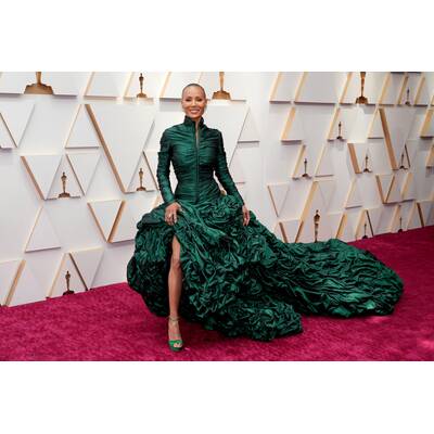 Zendaya bei den Emmy Awards in einem Kleid von Valentino