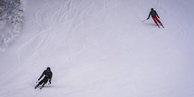Teenie-Skifahrer rast 42-Jährigen nieder und flüchtet: schwer verletzt
