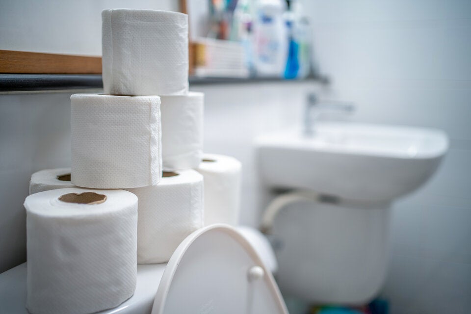 Achtung: Deshalb sollten Sie Toilettenpapier niemals im Badezimmer lagern