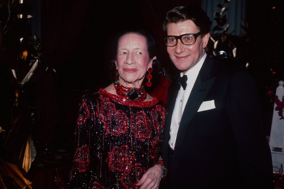 Designerin Diana Vreeland (hier mit Yves Saint Laurent) legte 1973 mit dem ersten Benefizabend im Metropolitan Museum den Grundstein für das alljährliche Spektakel.