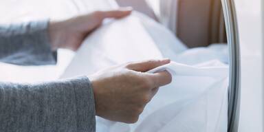 Schneeweiß statt Gelbstich! Waschmaschinen-Tricks gegen vergilbte Kleidung