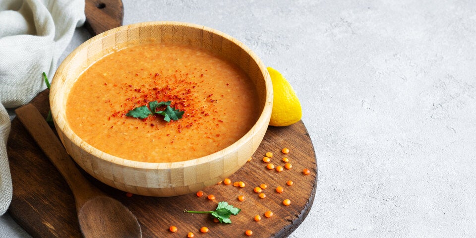 Rote Linsensuppe mit Chili und Koriander.