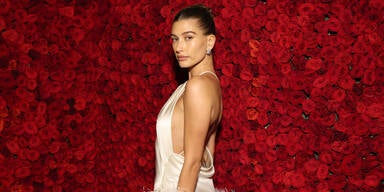 Hailey Bieber feiert Babyparty in Trendfarbe